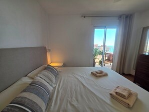 2 bedrooms, travel cot, free WiFi, bed sheets - Apartment Rosalia on the 9th floor with amazing sea views! (Alicante)
