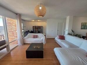 2 bedrooms, travel crib, free WiFi, bed sheets