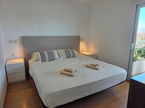 2 bedrooms, travel cot, free WiFi, bed sheets