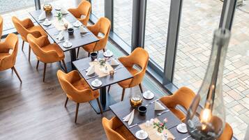 Desayuno buffet (EUR 24.90 por persona)