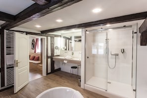 Junior Suite | Bathroom | Free toiletries, hair dryer, slippers, towels