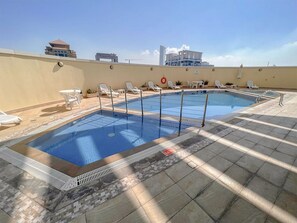 Outdoor pool, sun loungers, lifeguards on site - Cosmos Living Cozy Studio Near Marina (Dubai)