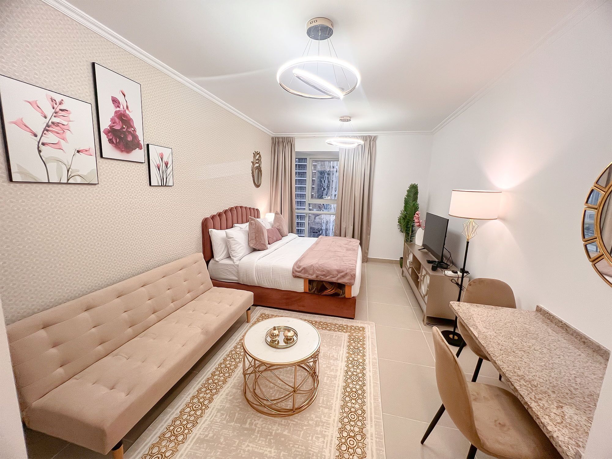 Una habitación de hotel moderna con una cama grande, un sofá, un escritorio y un televisor.