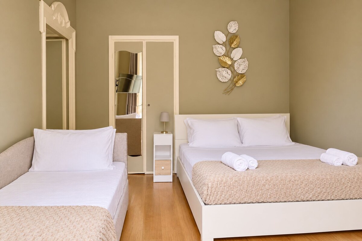 Currents 3 (Via Cesare Correnti 21) | Premium bedding, desk, iron/ironing board, cribs (free)