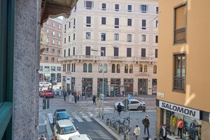 Straßenansicht mit einem Gebäude, in dem sich ein 'SALOMON'-Geschäft auf der rechten Seite befindet.