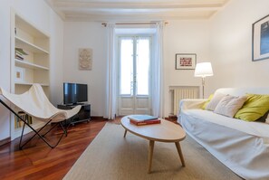 Junior Apartment (Via del Torchio 14) | 거실 공간 | 평면 TV