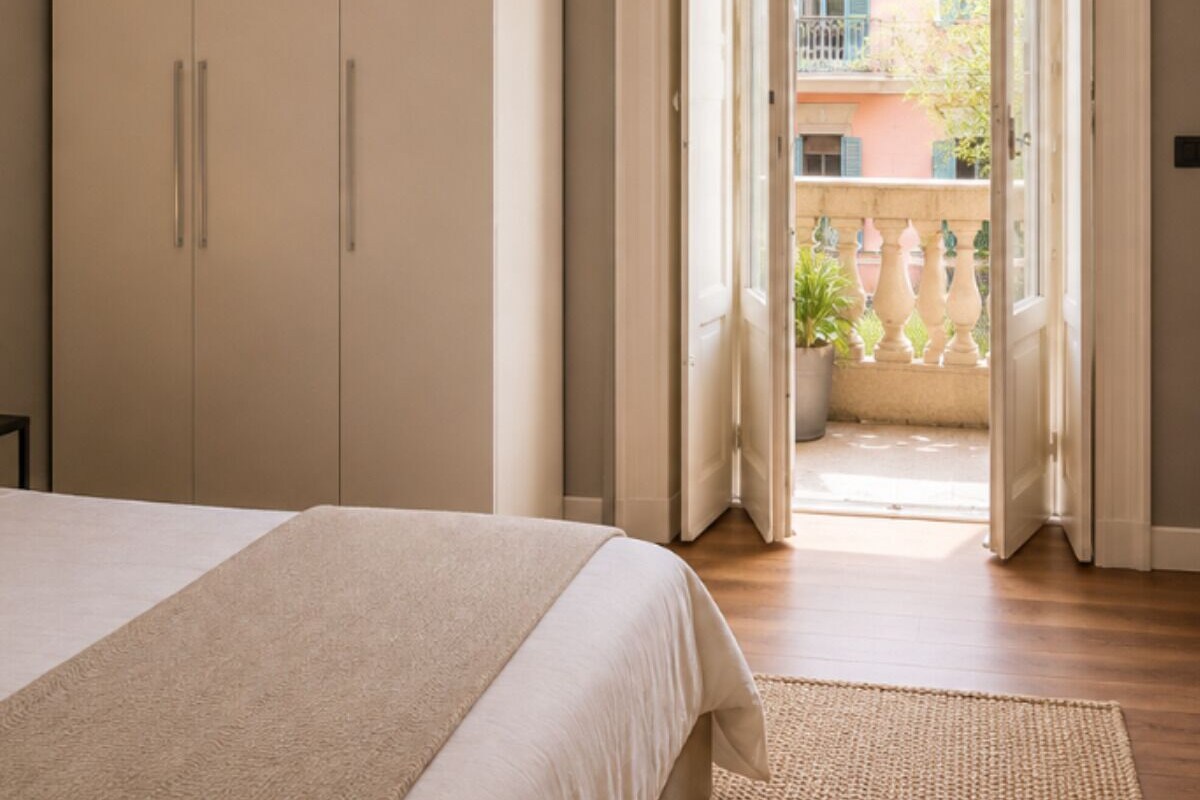 Currents 3 | Premium bedding, desk, blackout curtains, iron/ironing board