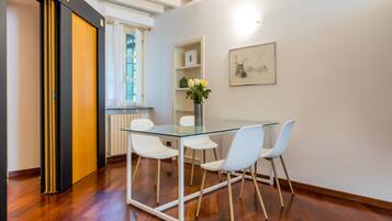 Junior Apartment (Via del Torchio 14) | Dining room