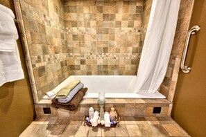 Combined shower/bathtub, hair dryer, towels - Lake Tahoe Close to Heavenly ski resort Modern Cabin (South Lake Tahoe)