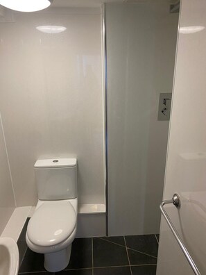 Apartment | Bathroom | Shower, towels - Apartment 1 Studio Bridlington (Bridlington)