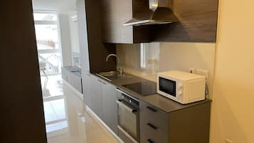 Apartment | Private kitchen | Full-size fridge, microwave, oven, electric kettle