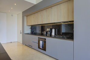 Køleskab, mikrobølgeovn, ovn, kogeplade