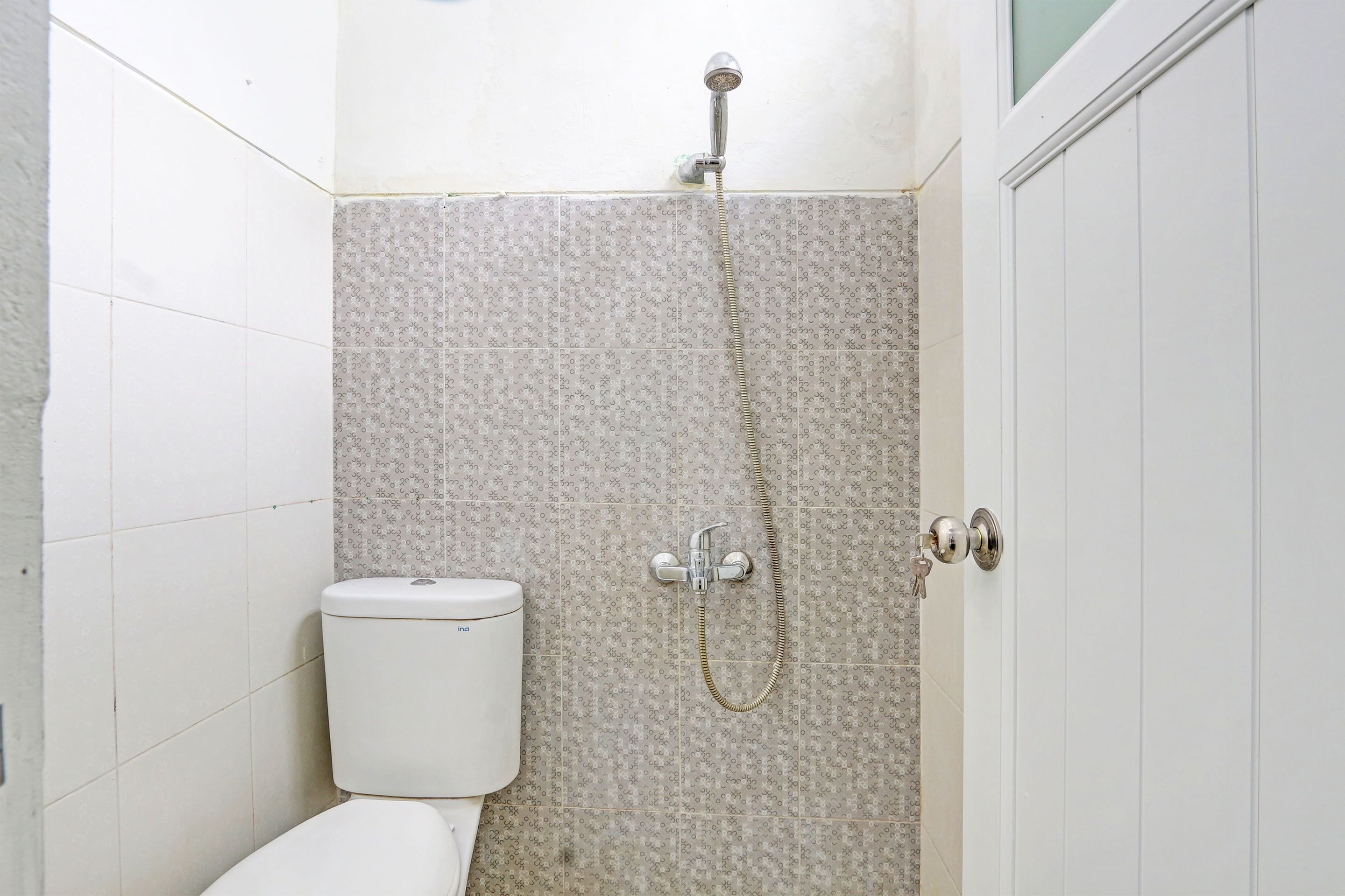 Kamar Twin Standar | Kamar mandi | Shower dan sabun