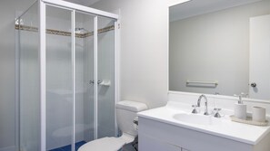 Shower, towels - Tranquil Waters in Sussex Inlet (Sussex Inlet)