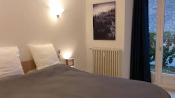 1 habitación, escritorio, tabla de planchar con plancha y cuna de viaje