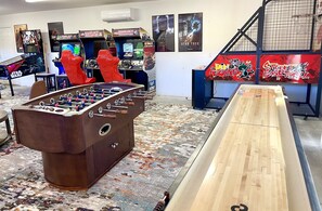 Games room - Dark Sky Select:6bd/4ba Pool-Spa-Massive Arcade-Golf-Terrace (Yucca Vallley)