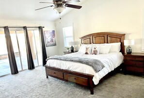 6 soverom, skrivebord, strykejern/-brett og reiseseng for barn