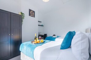 3 habitaciones, escritorio y tabla de planchar con plancha 