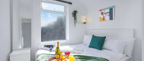 3 chambres, bureau, fer et planche à repasser, lit parapluie