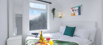 Newly Refurbished House - Close to Town Centre -Free Parking by Yoko Property