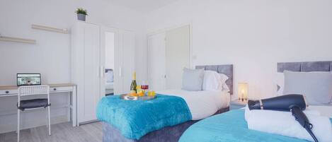 3 Schlafzimmer, Schreibtisch, Bügeleisen/Bügelbrett, Reisekinderbett
