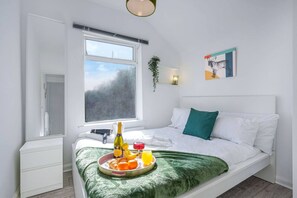 3 bedrooms, desk, iron/ironing board, travel cot - Welcoming House • Great Location • Sleep 6 • Free Parking • Fast Wifi • Yoko Property (Northampton)