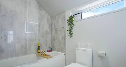 Welcoming House • Great Location • Sleep 6 • Free Parking • Fast Wifi • Yoko Property