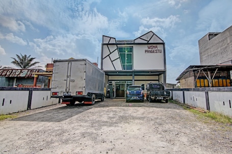 Front of property. Hotel O Wisma Pangestu SyariahNearTamanselera