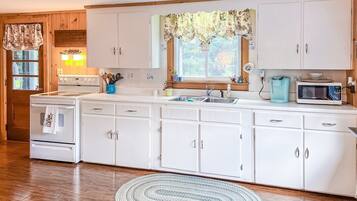 Réfrigérateur, micro-ondes, four, cafetiÚre/bouilloire