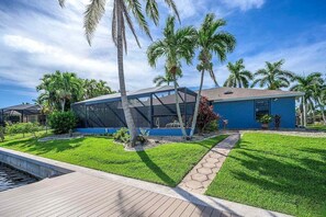Property grounds - Sunset Pier - Cozy waterfront Vacation Rental Cape (Cape Coral)