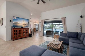 Smart TV - Sunset Pier - Cozy waterfront Vacation Rental Cape (Cape Coral)