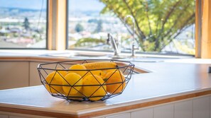 Réfrigérateur, micro-ondes, cafetière/bouilloire, grille-pain