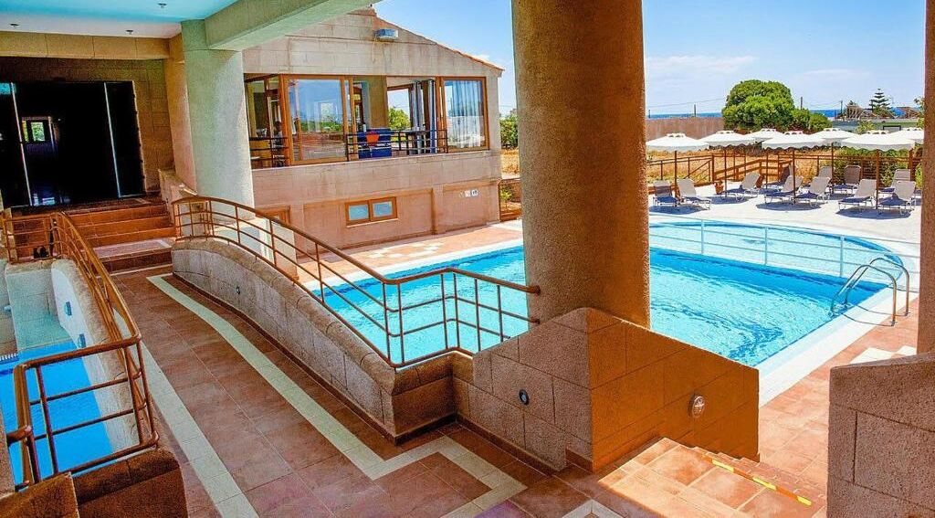 Una piscina al aire libre de temporada