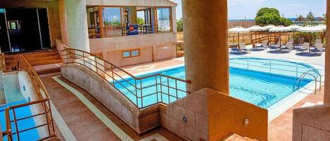 Una piscina al aire libre de temporada