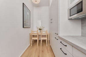Microwave, dishwasher, highchair, cookware/dishes/utensils - Apartment Srutowa Wrocław (Wroclaw)
