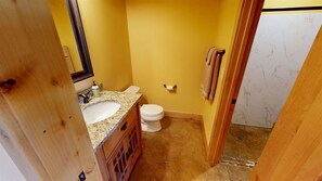 Baignoire, sĂšche-cheveux, serviettes fournies