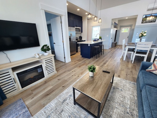 TV, fireplace