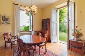 Family Villa, Multiple Bedrooms, 2 Bathrooms, Mountainside (Villa Harriet) | Dining