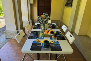 Family Villa, Multiple Bedrooms, 2 Bathrooms, Mountainside (Villa Harriet) | Outdoor dining