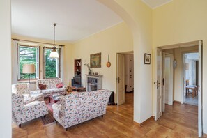 Familie villa, meerdere slaapkamers, 2 badkamers (Villa near Golf Club Menaggio) | Woonruimte | Een 21-inch flatscreentelevisie met satellietzenders