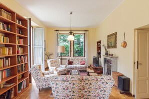 Familie villa, meerdere slaapkamers, 2 badkamers (Villa near Golf Club Menaggio) | Woonruimte | Een 21-inch flatscreentelevisie met satellietzenders