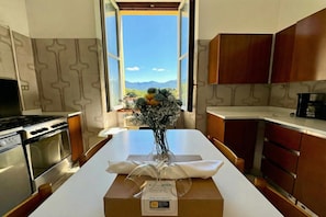 家庭别墅, 多间卧室, 双浴室, 山腰 (Villa near Golf Club Menaggio) | 私人厨房 | 冰箱、微波炉、烤箱、炉灶