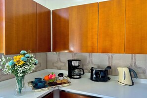 Vila família, 3 quartos, 2 banheiros, ao lado da montanha (Villa Harriet) | Cozinha privada | Geladeira, micro-ondas, fogão, cooktop