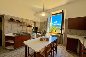 Villa familiar, varias habitaciones, 2 baños, junto a la montaña (Villa near Golf Club Menaggio) | Cocina privada | Refrigerador, microondas, horno y parrilla de estufa 