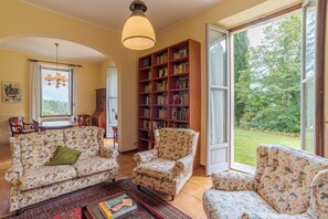 Perhehuvila, useita makuuhuoneita, 2 kylpyhuonetta, vuorten lähellä (Villa Harriet) | Oleskelualue | 21–tuumainen taulutelevisio, jossa satelliittikanavat