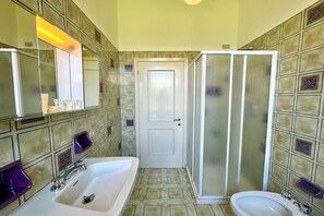 Familie villa, meerdere slaapkamers, 2 badkamers (Villa near Golf Club Menaggio) | Badkamer | Een bad/douchecombinatie, een haardroger, een bidet, handdoeken