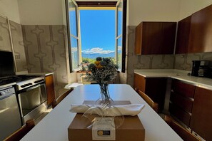 Vila família, 3 quartos, 2 banheiros, ao lado da montanha (Villa Harriet) | Cozinha privada | Geladeira, micro-ondas, fogão, cooktop