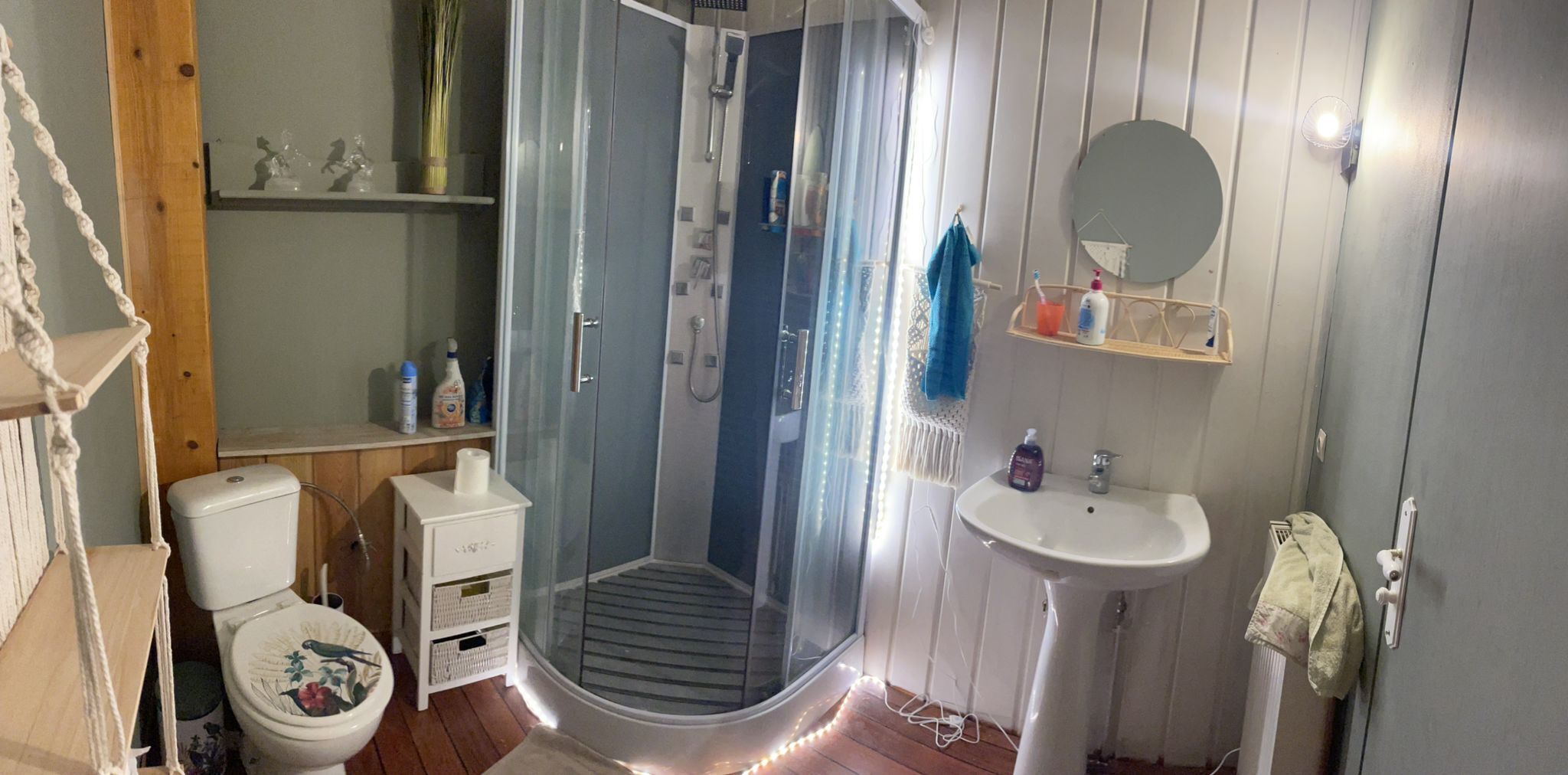 Douche, serviettes fournies, papier toilette