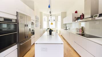 House (4 Bedrooms) | Private kitchen | Fridge, microwave, oven, dishwasher
