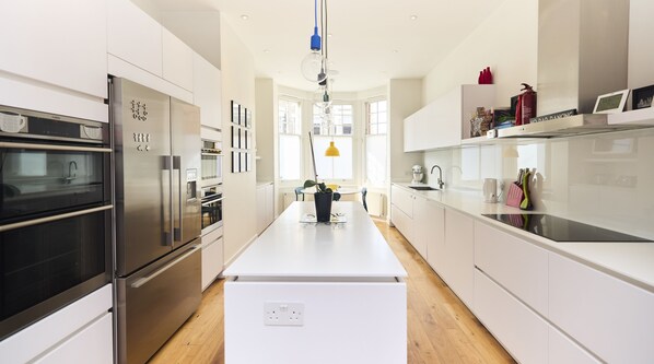 House (4 Bedrooms) | Private kitchen | Fridge, microwave, oven, dishwasher - The Clapham Crib - Spacious 4bdr House With Patio (London)